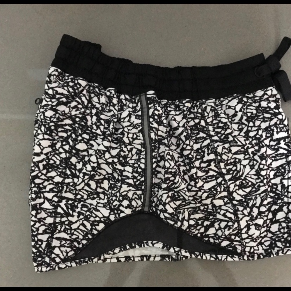 Lululemon Hotty Hot shorts 4”